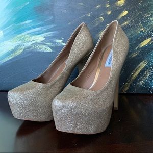 ✨ Golden Glitter Pumps ✨